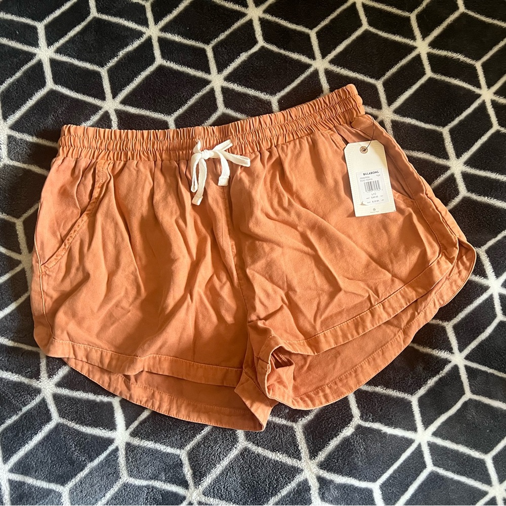 Billabong Road Trip shorts size large. NWT